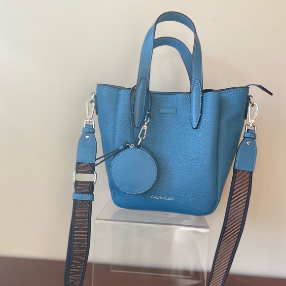 Calvin Klein Handbags - Calvin klein purse